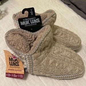 NWT Muk Luks slippers . Never worn tan color size 7/8